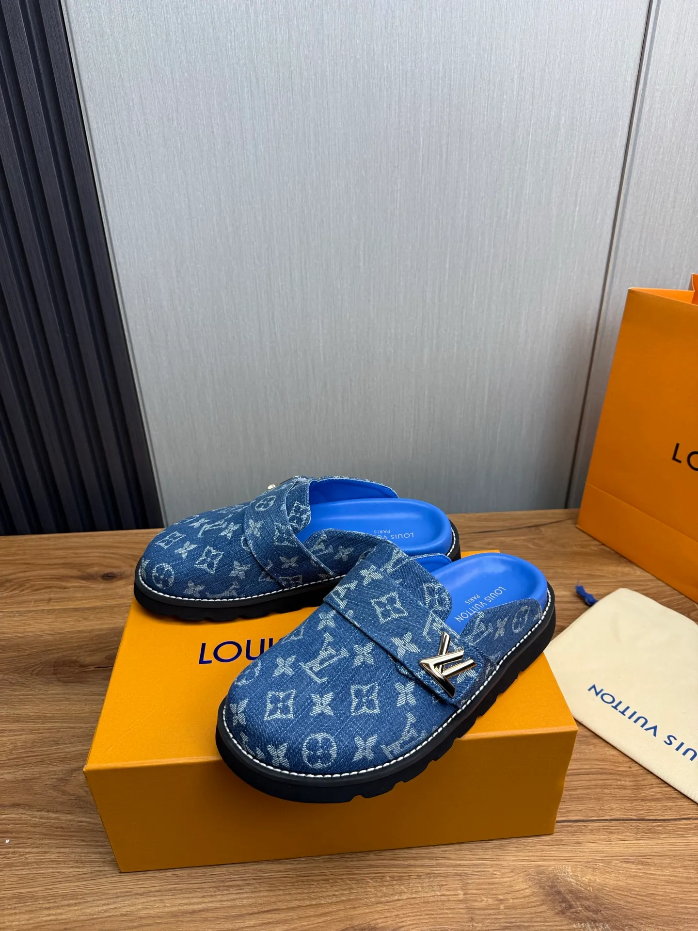 Men's shoes 💰420💰 Lv. hot selling men's slippers 🔥 🩴Official website one to one production 38-45 sizes 45 46 🉑️Customized!